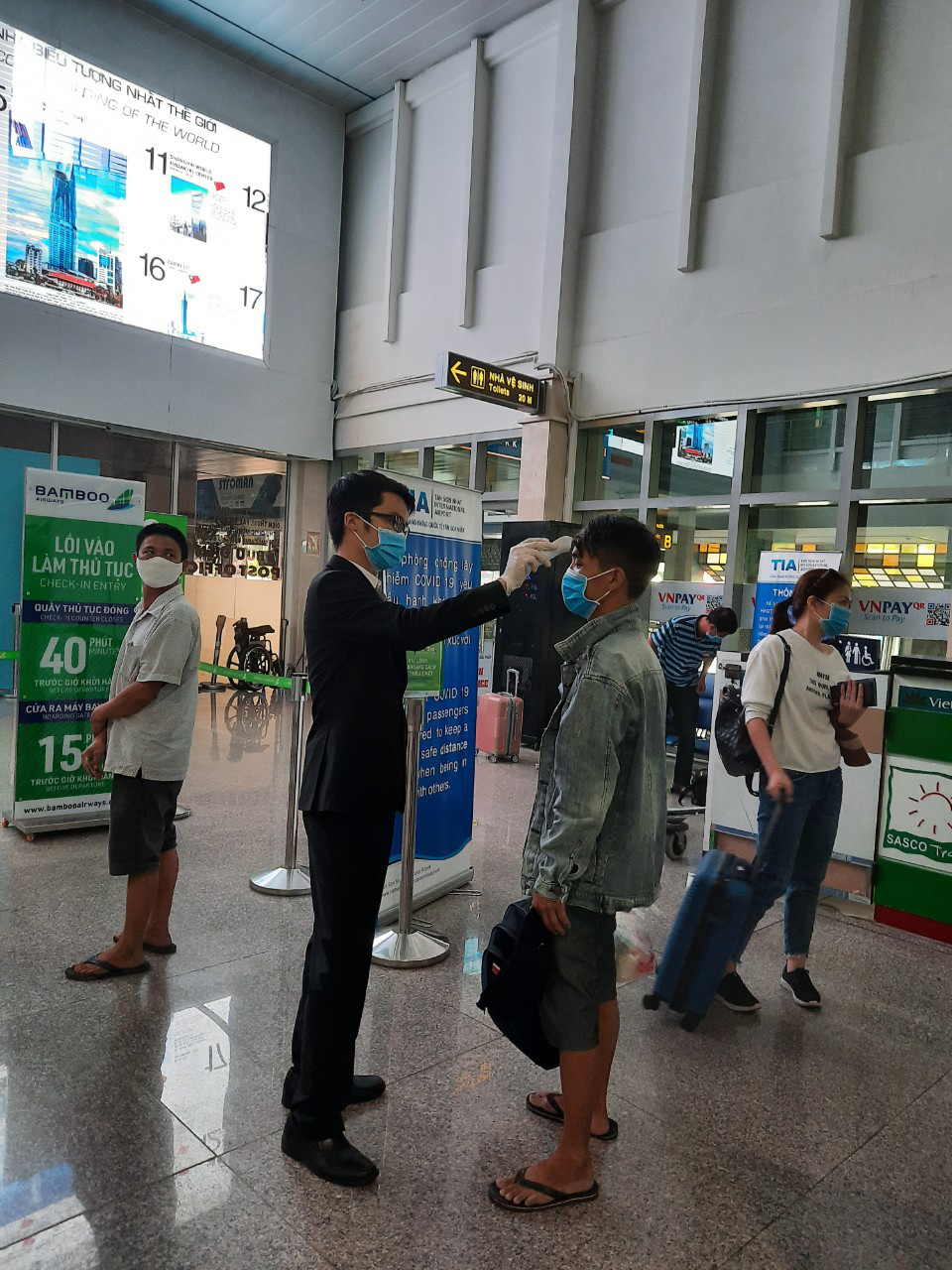 S&acirc;n bay T&acirc;n Sơn Nhất nhộn nhịp trở lại, dừng lấy mẫu x&eacute;t nghiệm Covid-19 - Ảnh 2.