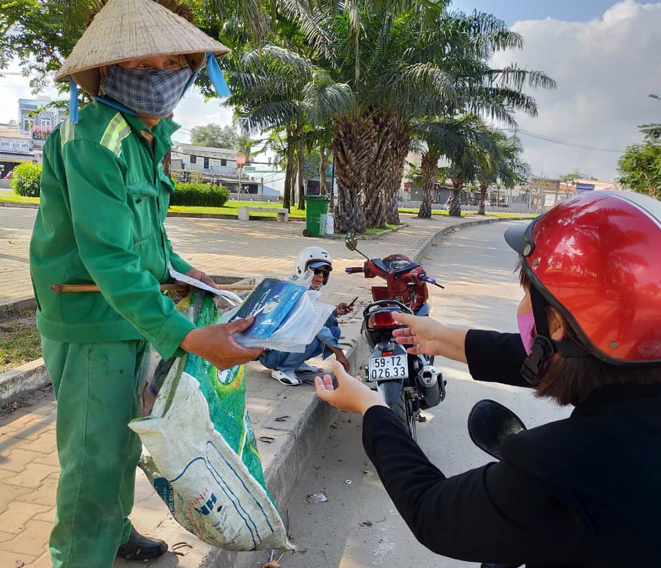 Yêu thương để nhẹ nhàng vượt qua gian khổ