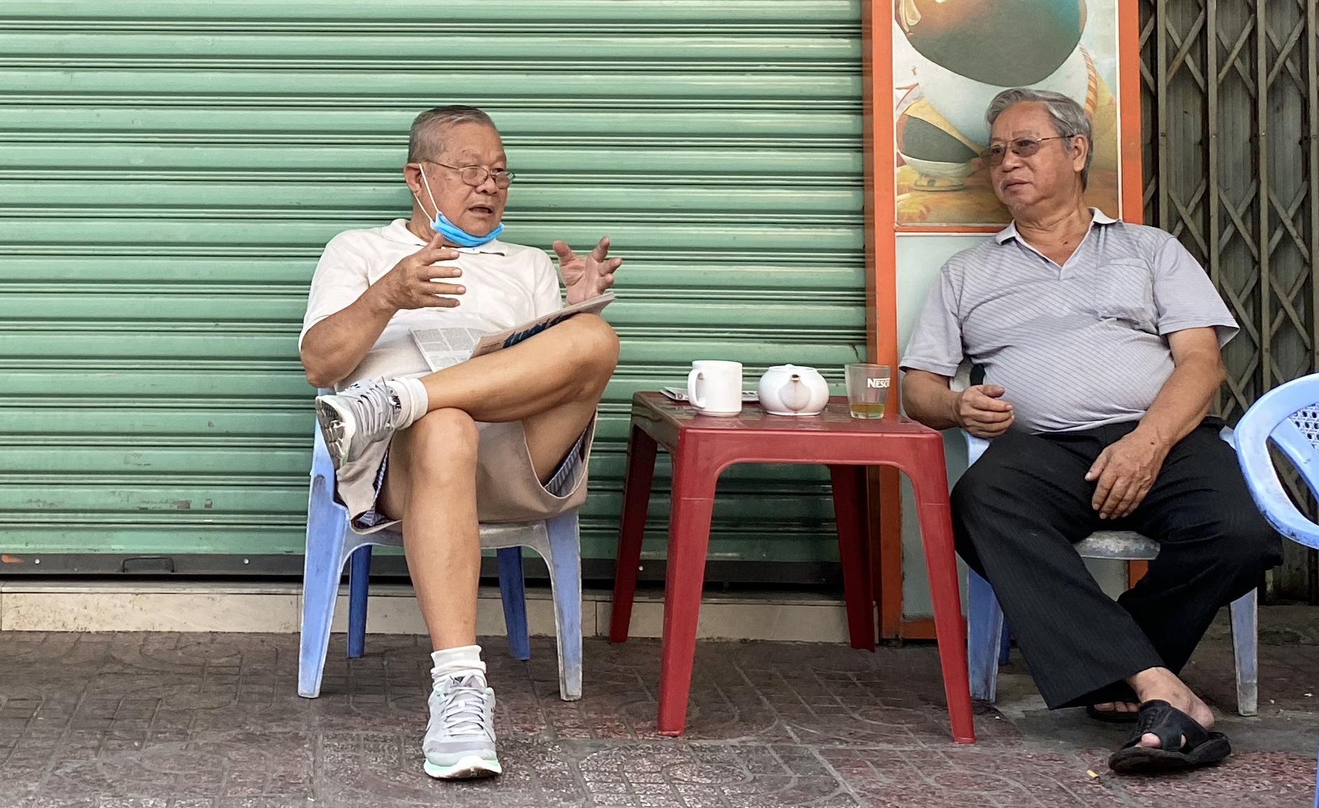 Hàng quán ở TP HCM bắt đầu đón khách trong ngày đầu nới lỏng cách ly xã hội