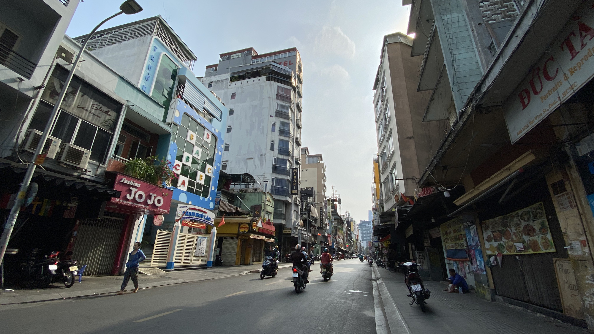 Hàng quán ở TP HCM bắt đầu đón khách trong ngày đầu nới lỏng cách ly xã hội - Ảnh 7.
