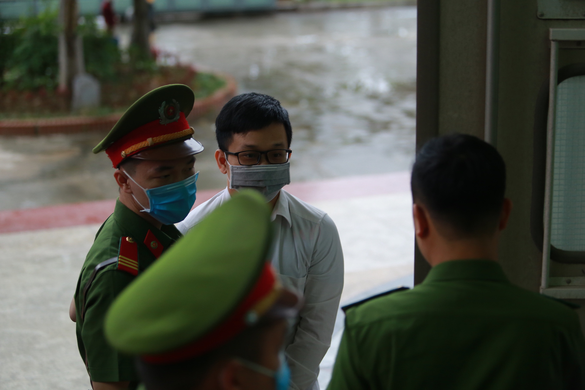 Ông Nguyễn Bắc Son đeo khẩu trang phòng Covid-19, rời xe đặc chủng vào toà phúc thẩm - Ảnh 4.