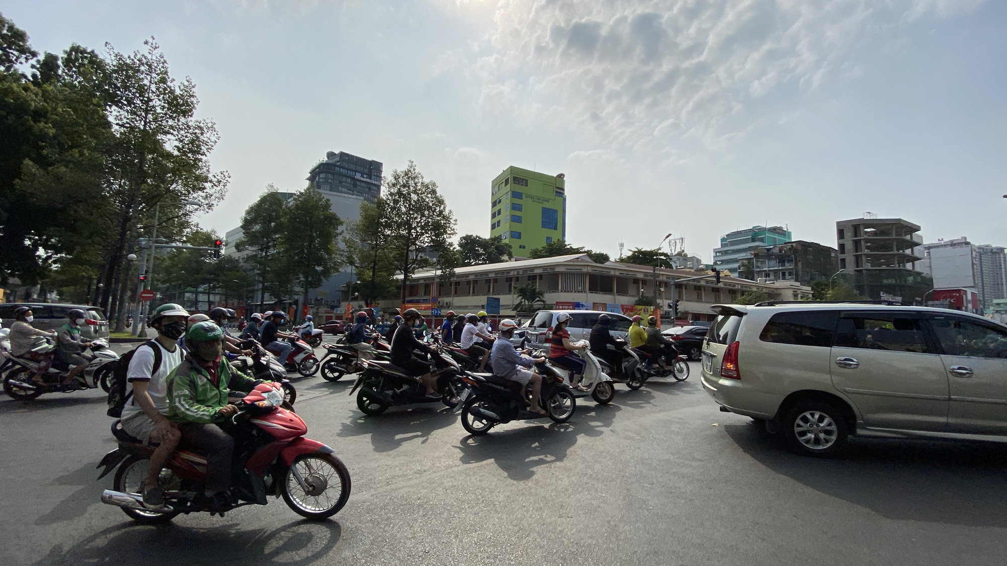 TP HCM nắng nóng như đổ lửa, người dân cẩn trọng khi ra đường
