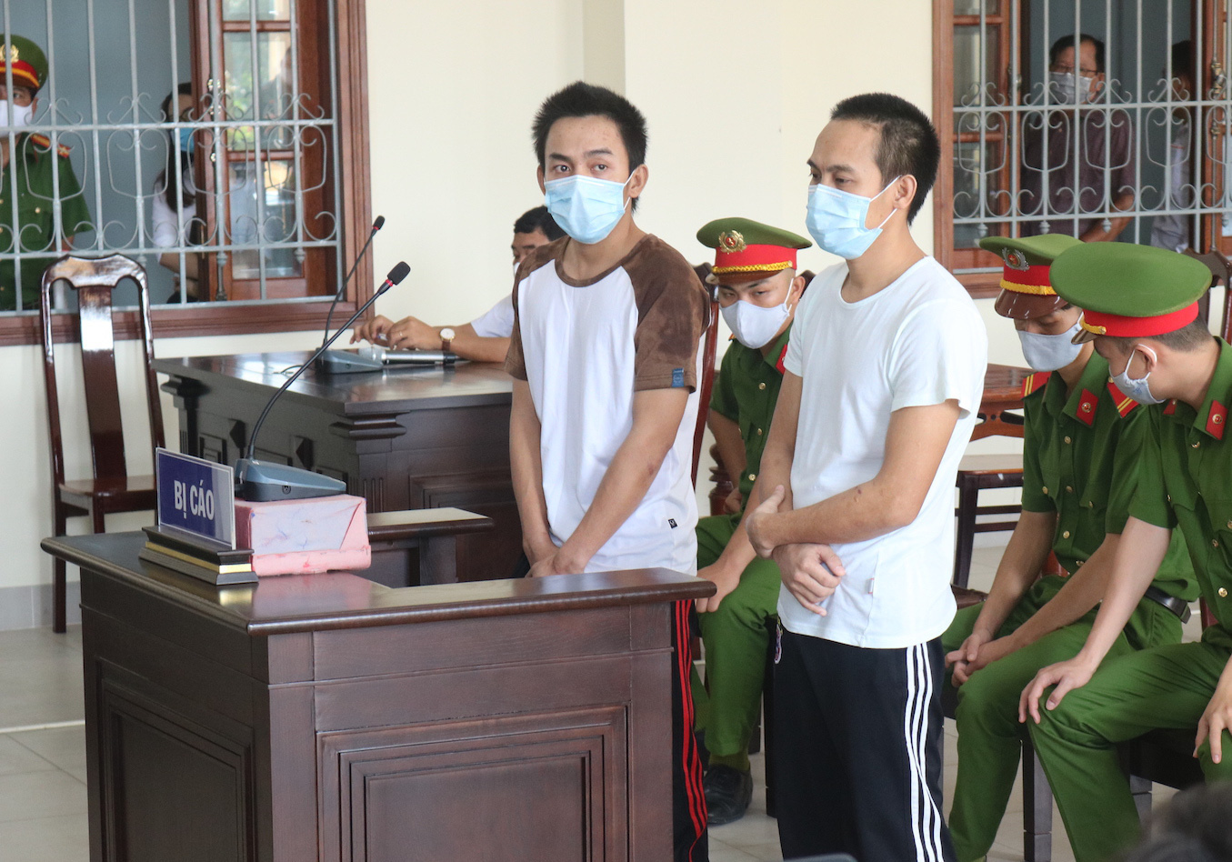 Anh bị tuyên tử hình, em chung thân vì đâm chết cảnh sát khu vực