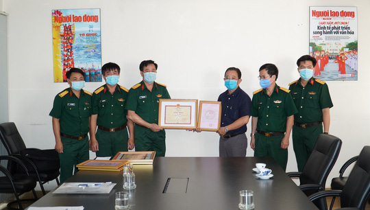 Qu&acirc;n khu 7 tặng B&aacute;o Người Lao Động bằng khen trong c&ocirc;ng t&aacute;c ph&ograve;ng chống dịch Covid-19 - Ảnh 2.
