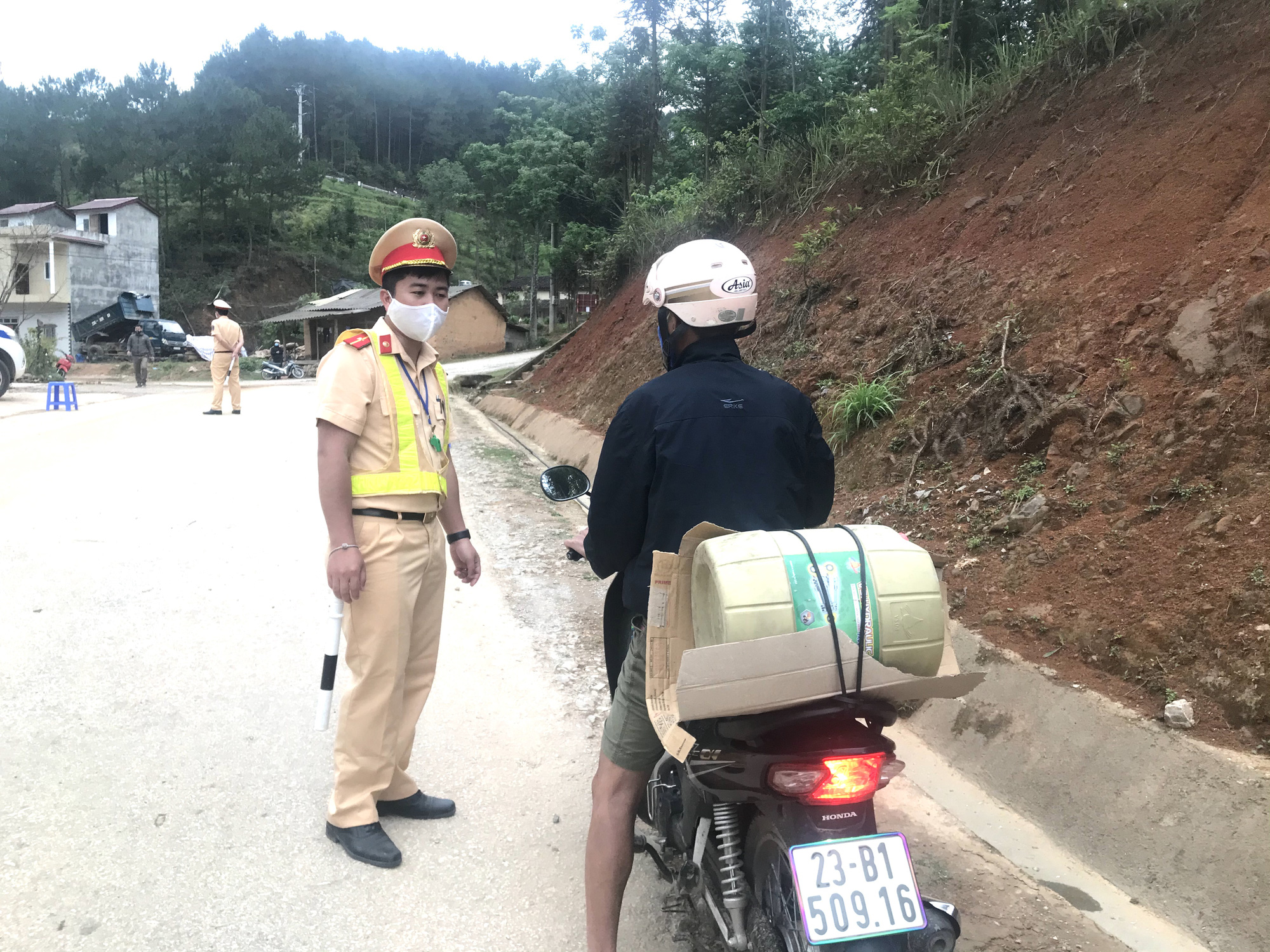 Phong tỏa thêm 1 thôn hơn 500 người, cách ly toàn bộ huyện Đồng Văn để chống dịch Covid-19
