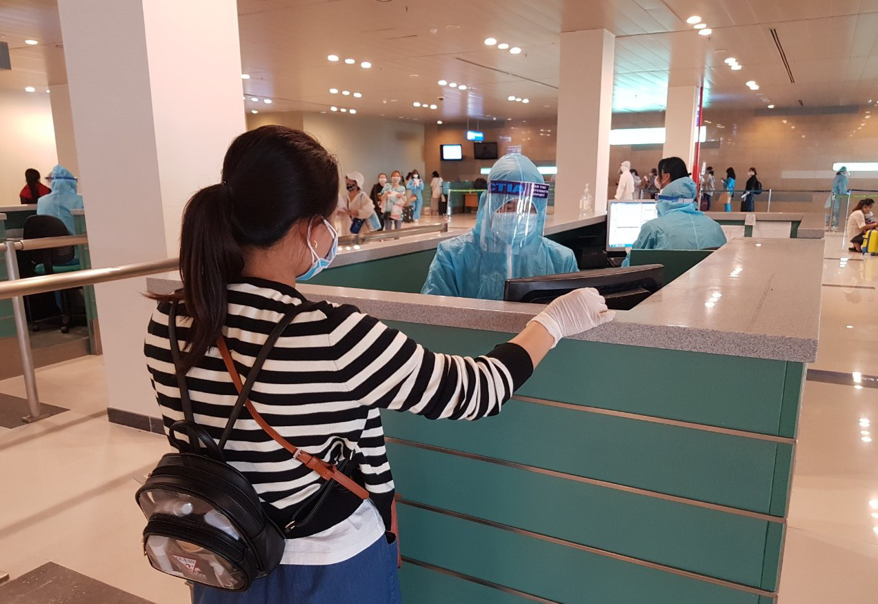 Đưa hơn 200 người Việt từ Singapore về nước