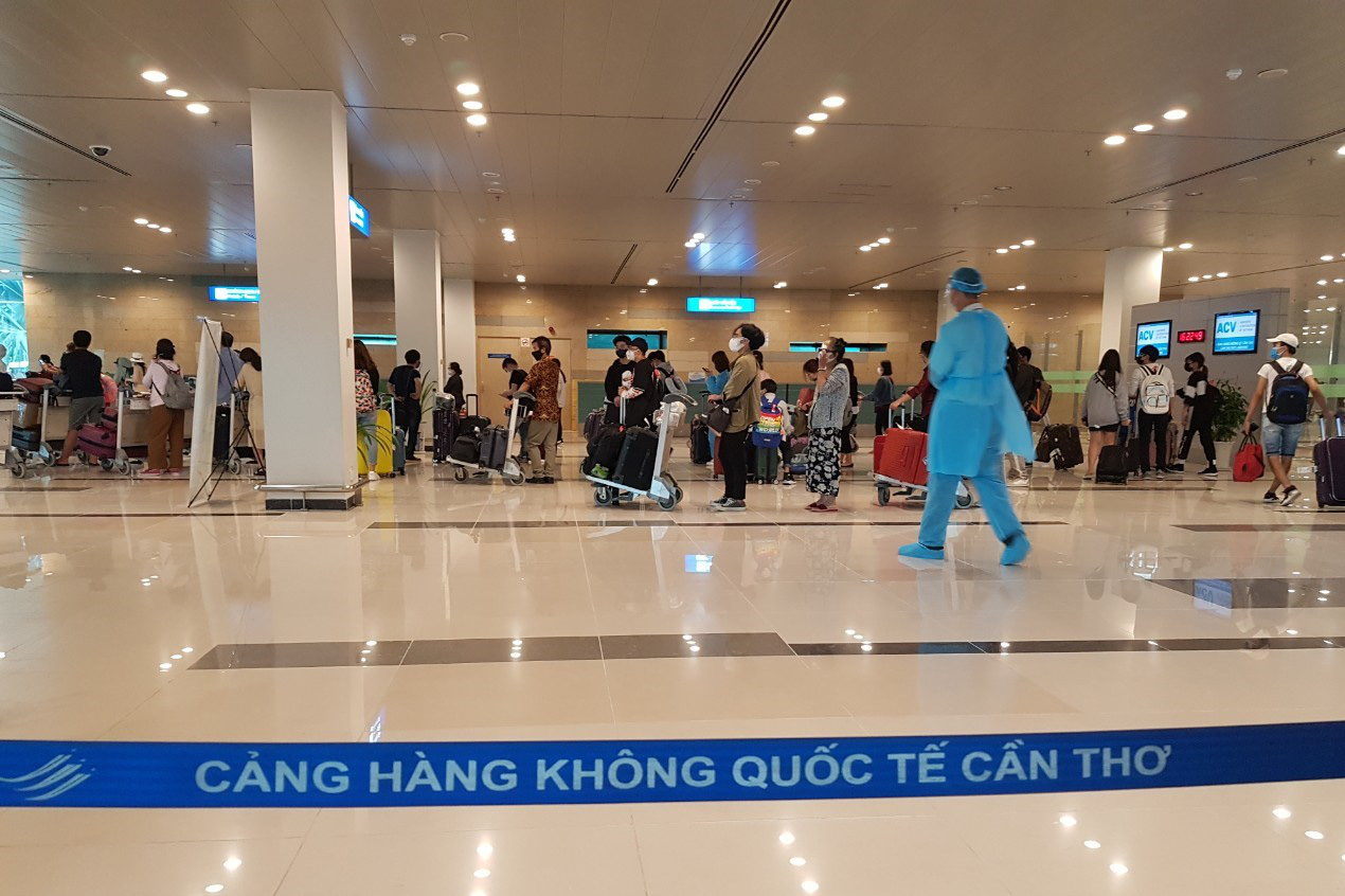 215 người Việt từ Singapore về nước tại sân bay Cần Thơ như thế nào?