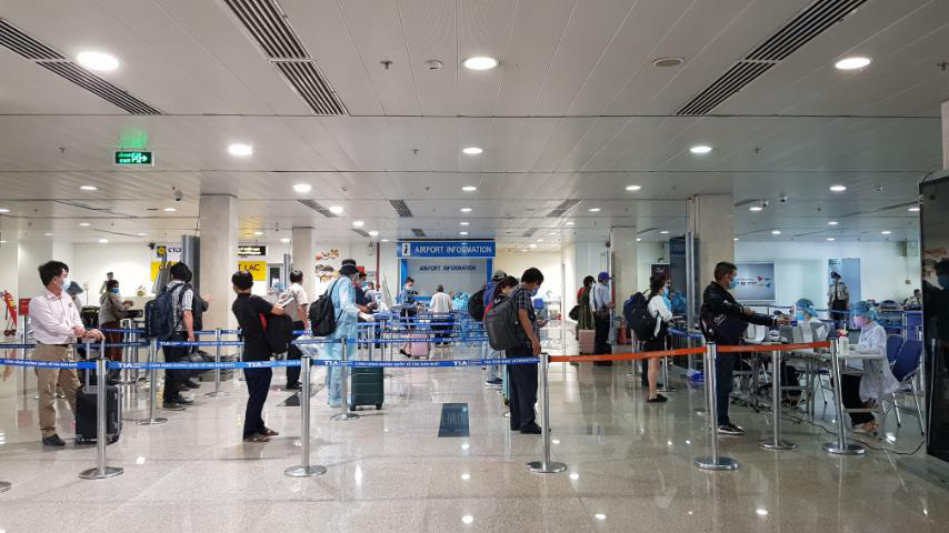 Mở lại một loạt đường bay, giãn cách trên máy bay như thế nào cho đúng?