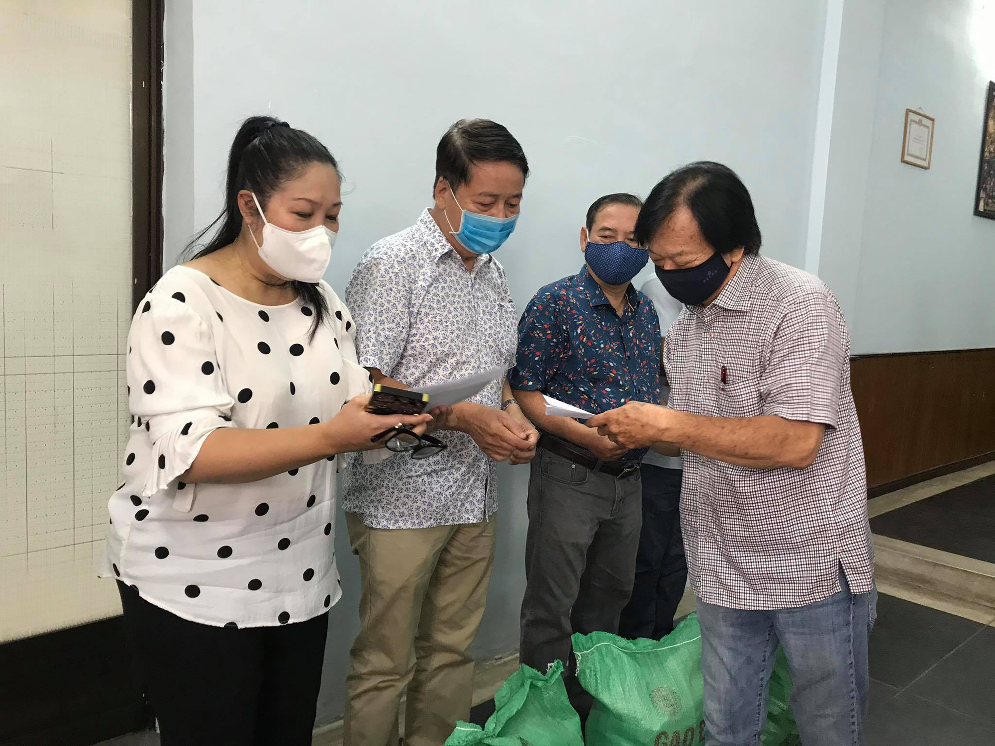 Ban &Aacute;i hữu nghệ sĩ TP HCM trao tiền, gạo gi&uacute;p c&ocirc;ng nh&acirc;n s&acirc;n khấu 14 đơn vị nghệ thuật - Ảnh 2.