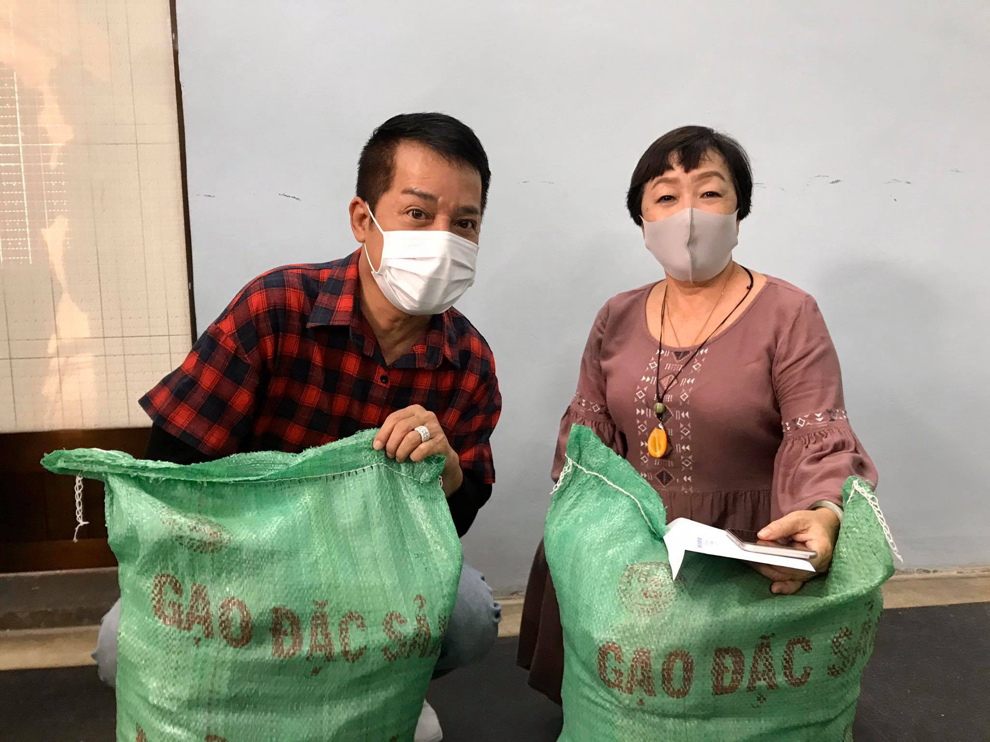 Ban &Aacute;i hữu nghệ sĩ TP HCM trao tiền, gạo gi&uacute;p c&ocirc;ng nh&acirc;n s&acirc;n khấu 14 đơn vị nghệ thuật - Ảnh 4.