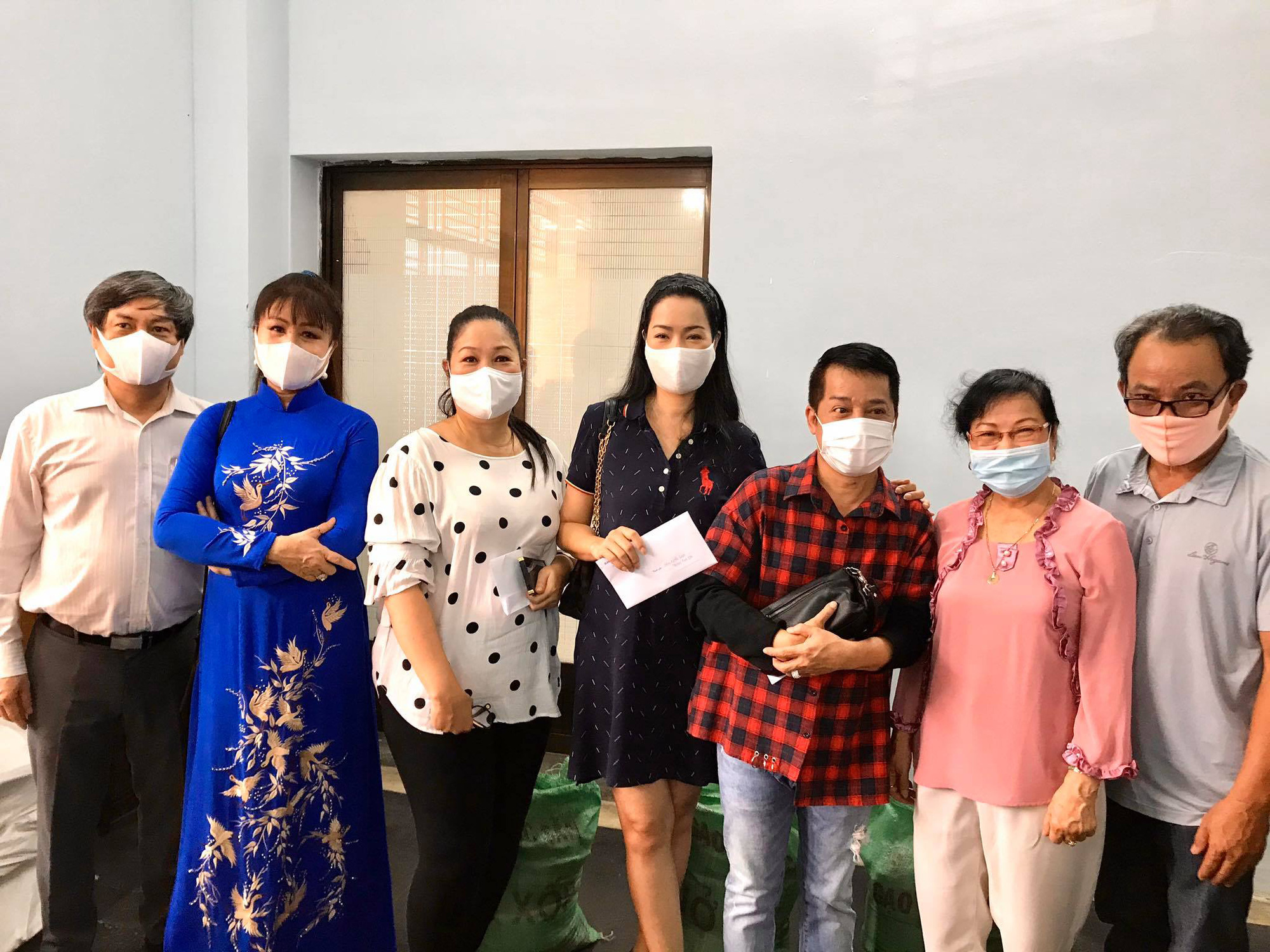 Ban Ái hữu nghệ sĩ TP HCM trao tiền, gạo giúp công nhân sân khấu 14 đơn vị nghệ thuật