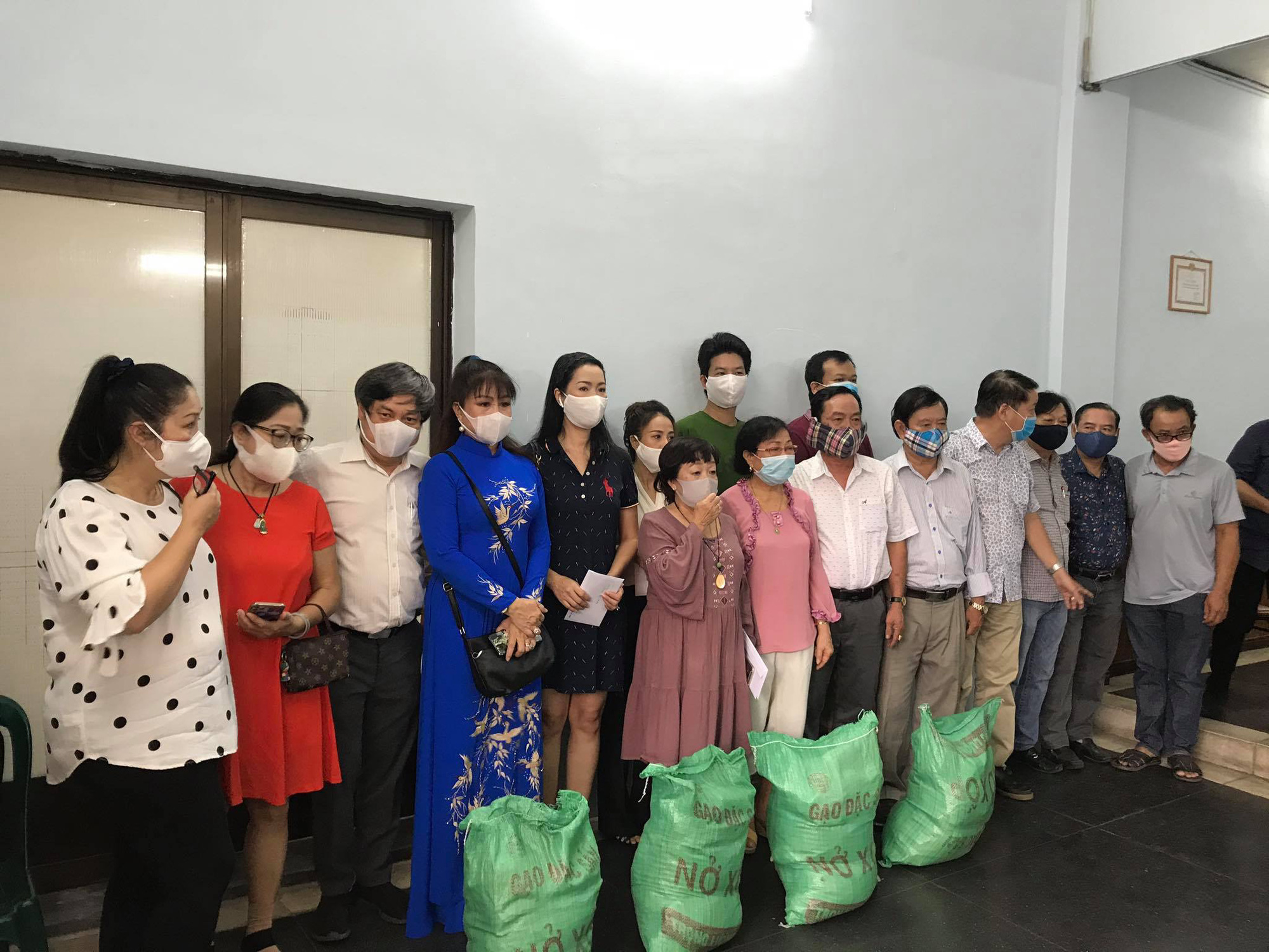 Ban &Aacute;i hữu nghệ sĩ TP HCM trao tiền, gạo gi&uacute;p c&ocirc;ng nh&acirc;n s&acirc;n khấu 14 đơn vị nghệ thuật - Ảnh 3.