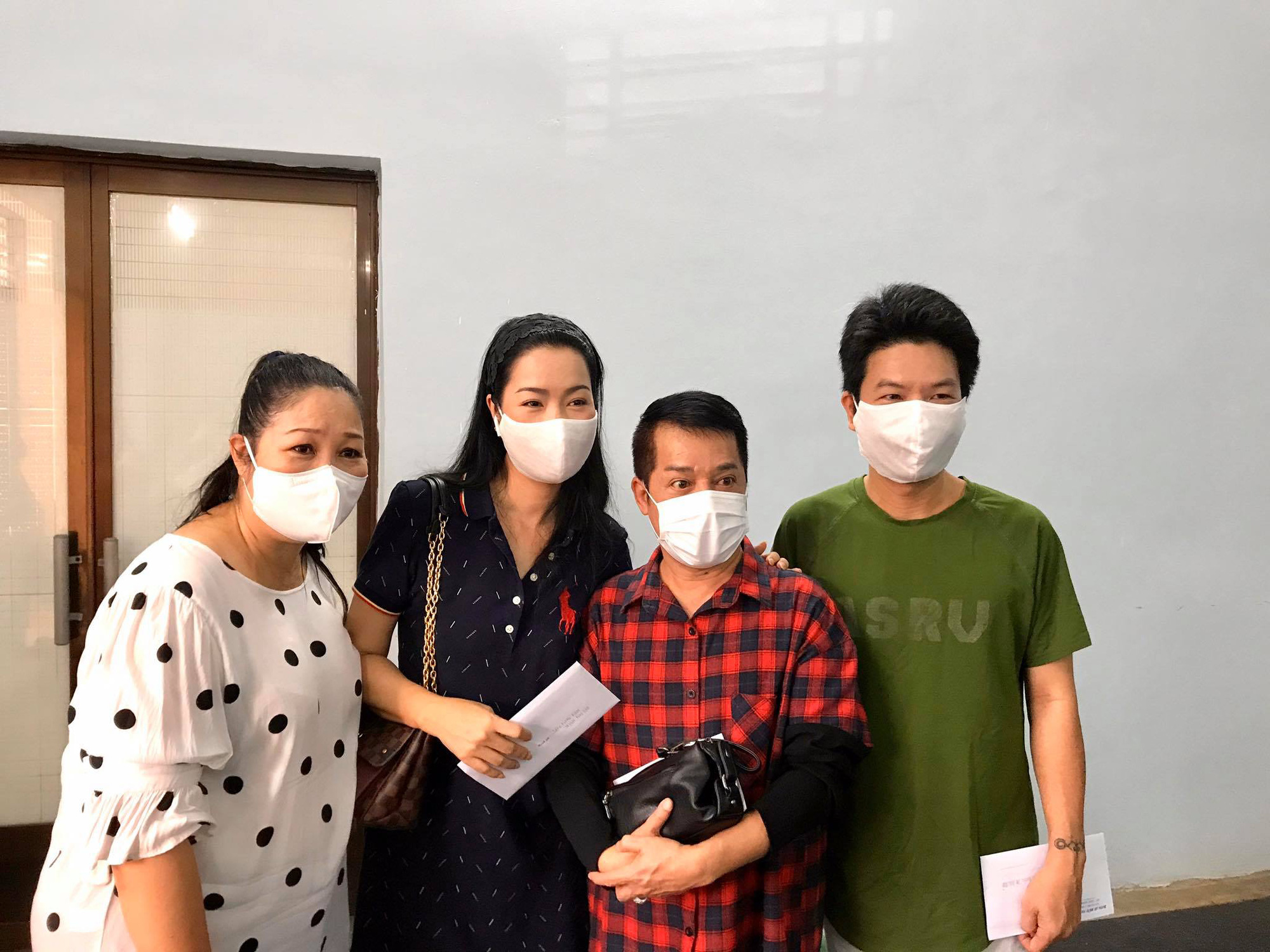 Ban &Aacute;i hữu nghệ sĩ TP HCM trao tiền, gạo gi&uacute;p c&ocirc;ng nh&acirc;n s&acirc;n khấu 14 đơn vị nghệ thuật - Ảnh 5.