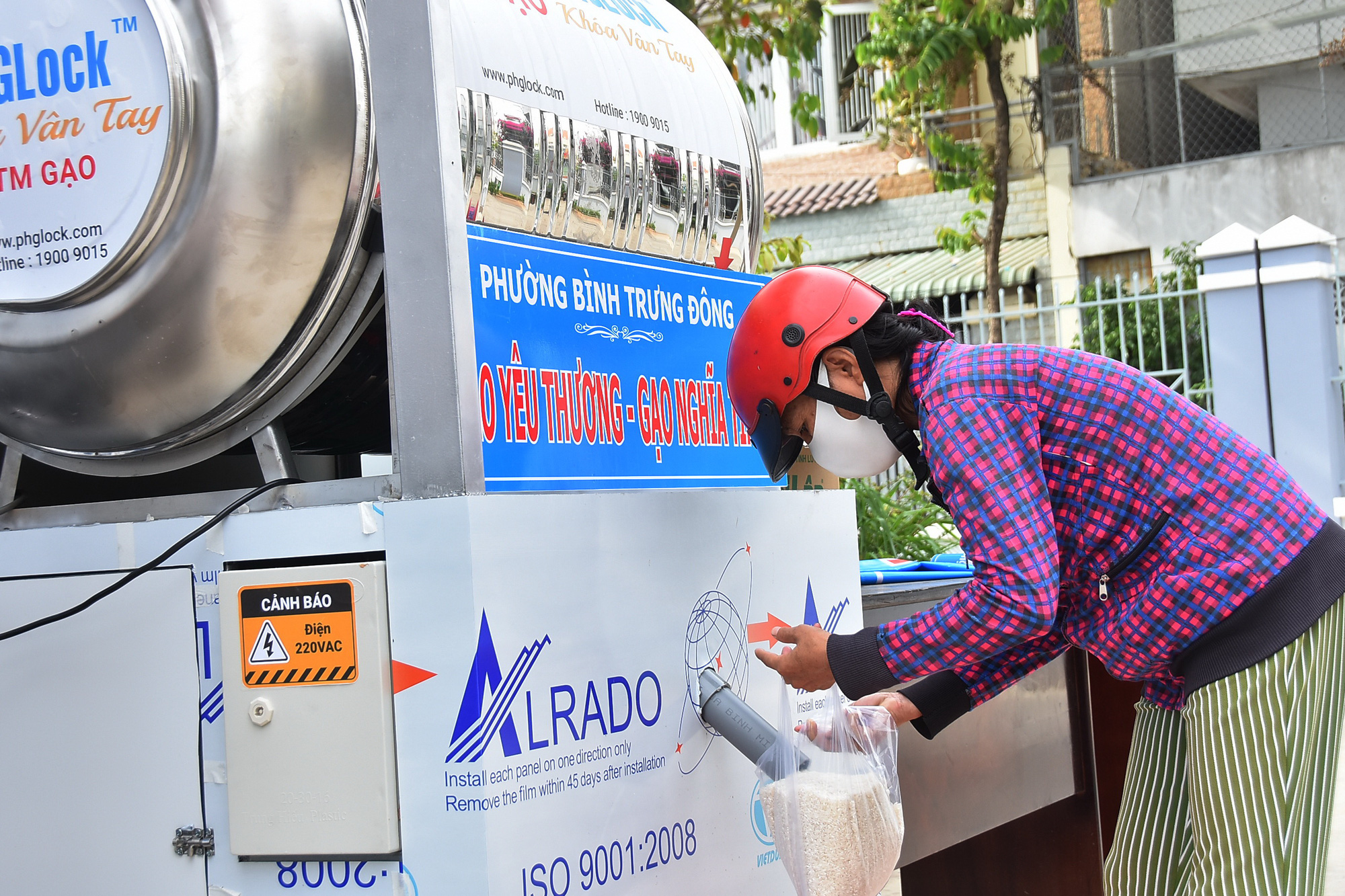 “Ai khó hãy lập tức đến đây nhé"!