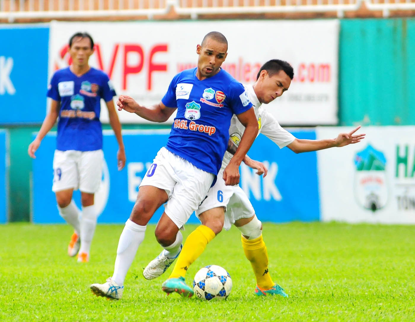 Bạn th&acirc;n Neymar n&oacute;i g&igrave; khi bị CĐV HAGL l&atilde;ng qu&ecirc;n, chỉ chọn Kiatisuk, C&ocirc;ng Phượng? - Ảnh 2.