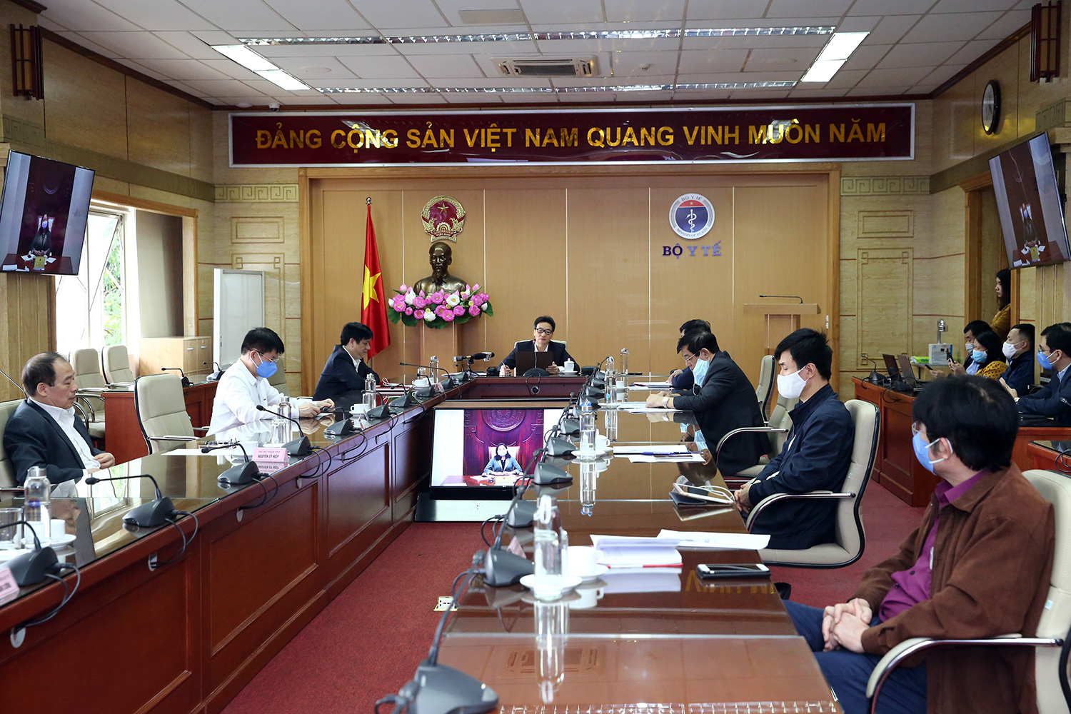 Phó Thủ tướng: Dù không còn cách ly xã hội nhưng mỗi người hãy hạn chế tối đa đi ra ngoài - Ảnh 3.