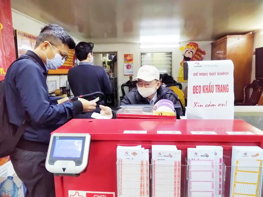 Vietlott h&agrave;o hứng b&aacute;n v&eacute; trở lại - Ảnh 1.