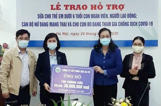 Hỗ trợ hơn 2.500 thùng sữa cho các "chiến sĩ áo trắng" tham gia chống dịch