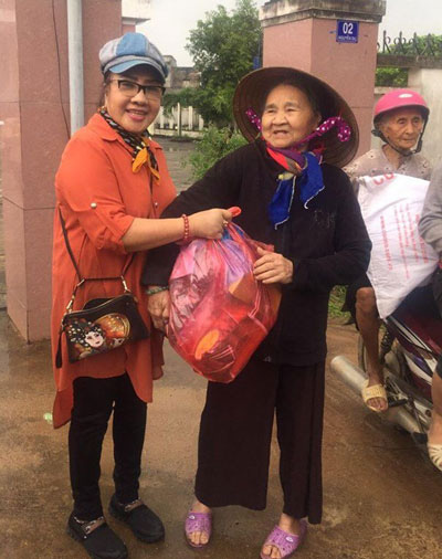 NSND Lệ Thủy: Sống sẻ chia khi mình có điều kiện - Ảnh 2.