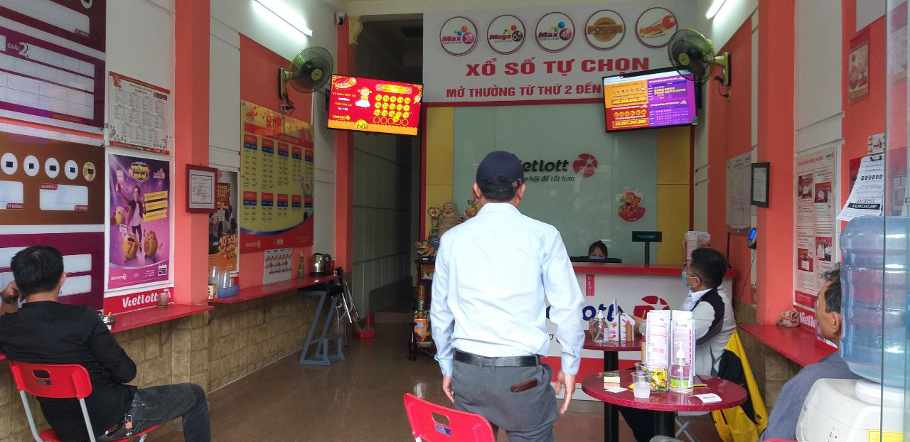 Mua - b&aacute;n v&eacute; số Vietlott trong m&ugrave;a Covid-19 - Ảnh 1.