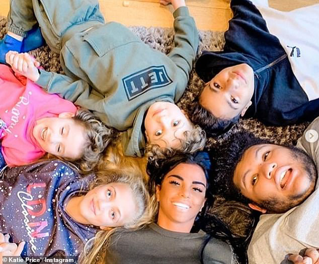 Katie Price hé lộ chuyện bị tấn công tình dục suýt chết - Ảnh 4.