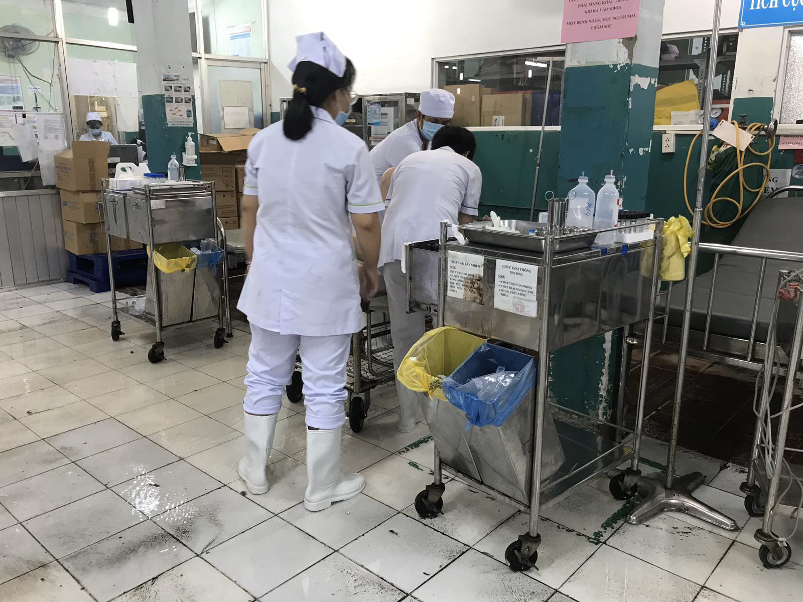 TP HCM: Sau cơn mưa, bác sĩ vừa lội nước vừa cấp cứu cho người bệnh - Ảnh 2.