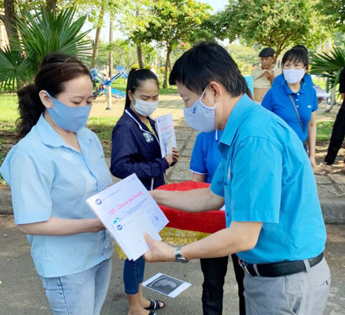 Chuyến xe "CEP - Chia sẻ yêu thương" đến với công nhân các KCX-KCN