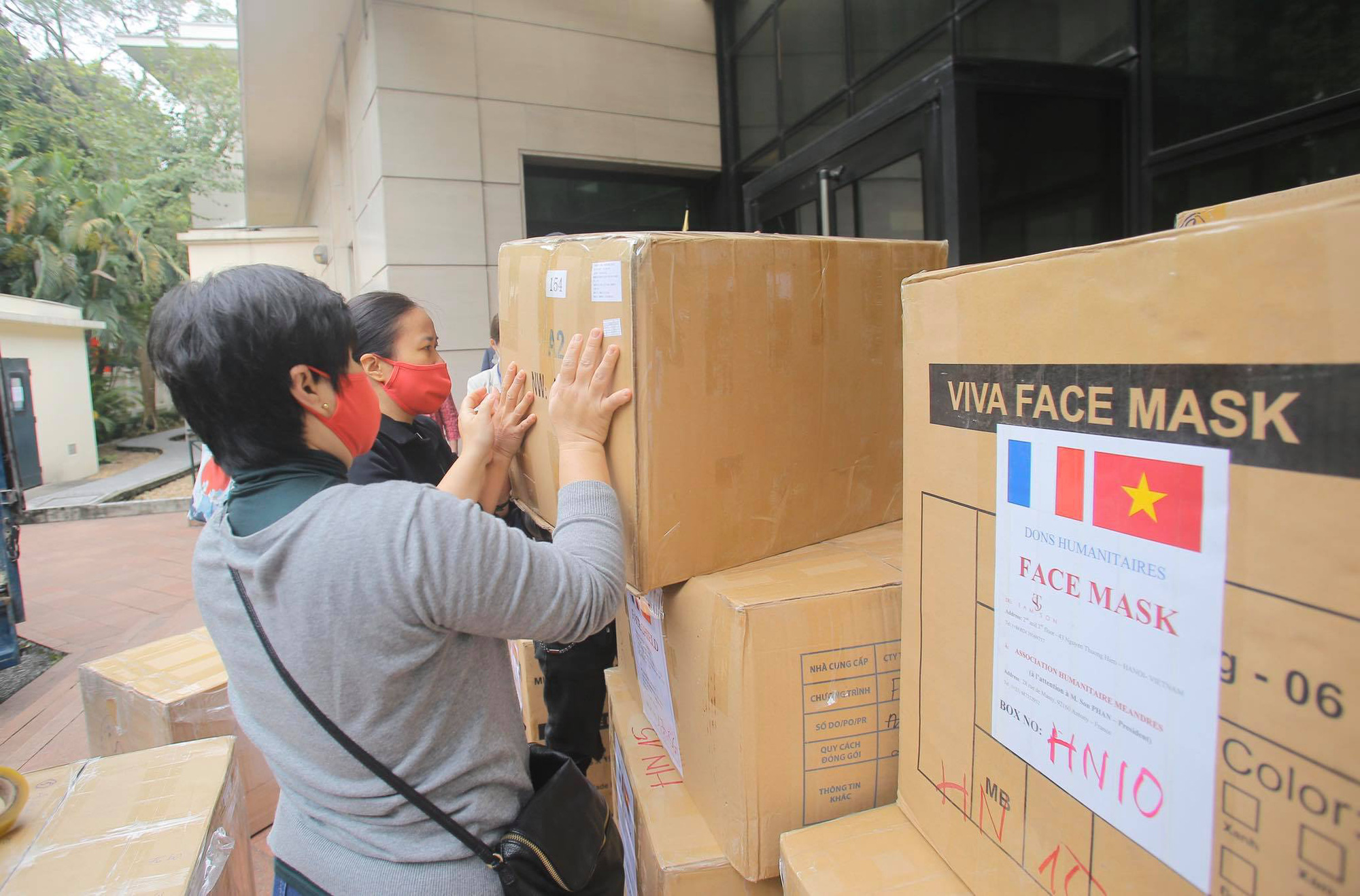 Những người y&ecirc;u nước Ph&aacute;p từ Việt Nam gửi tặng thiết bị ph&ograve;ng hộ y tế hỗ trợ chống Covid-19 - Ảnh 3.