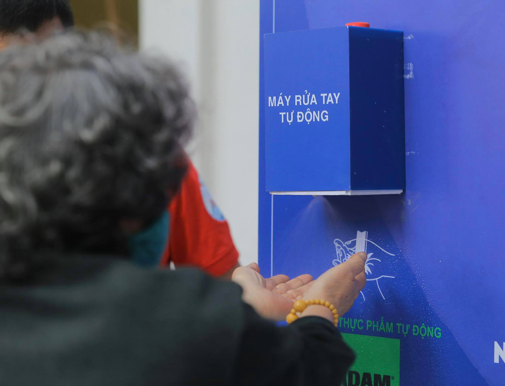 Báo Người Lao Động khai trương cây ATM thực phẩm miễn phí tại Hà Nội - Ảnh 14.
