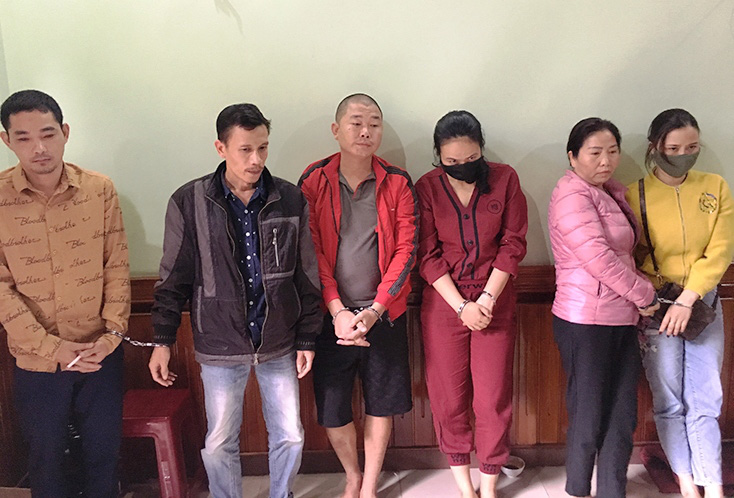 Quảng Bình: Bắt 3 "quý bà" mải mê sát phạt cùng 3 "quý ông" trên chiếu bạc