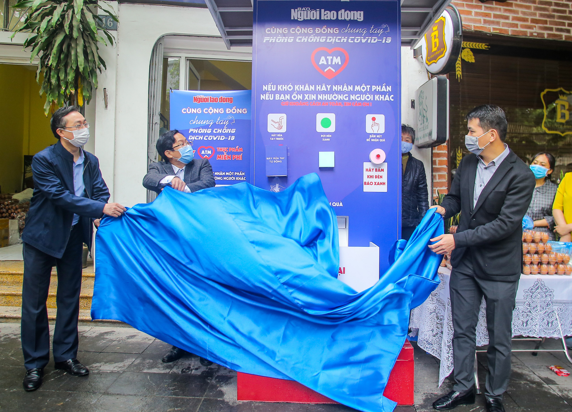 Báo Người Lao Động khai trương cây "ATM thực phẩm miễn phí" tại Hà Nội