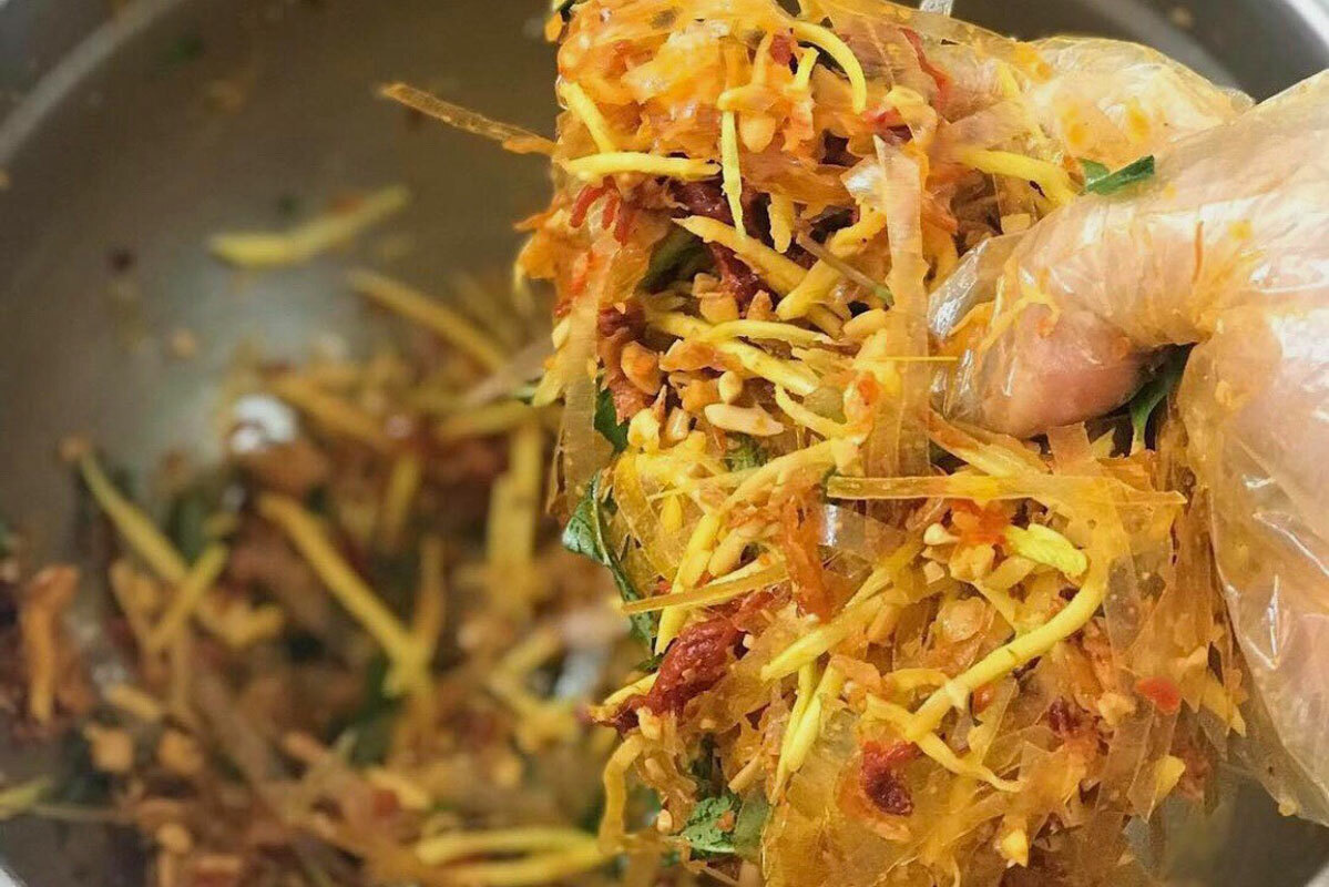 Bánh tráng trộn miền Nam hút khách Hà Nội - Ảnh 2.