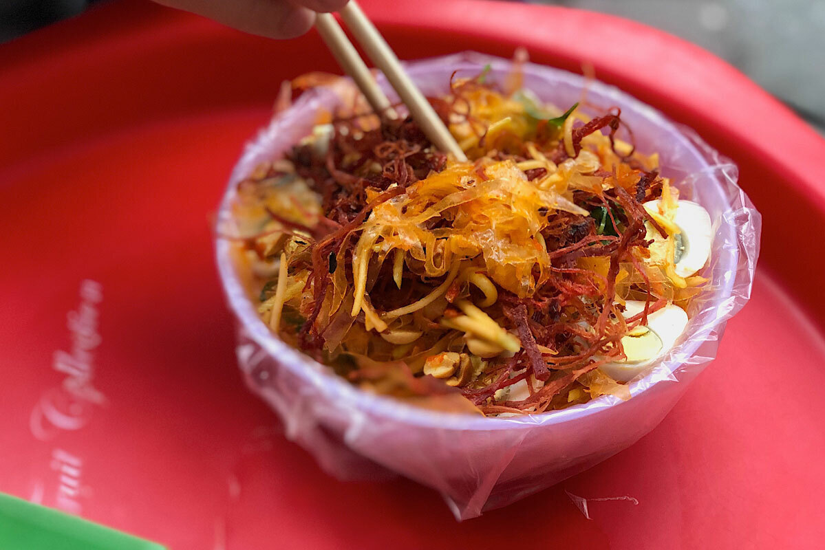 Bánh tráng trộn miền Nam hút khách Hà Nội - Ảnh 1.