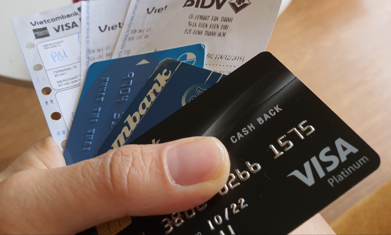 Chi tiêu qua thẻ tín dụng giảm tới 80%, ngân hàng muốn Visa, MasterCard miễn giảm phí