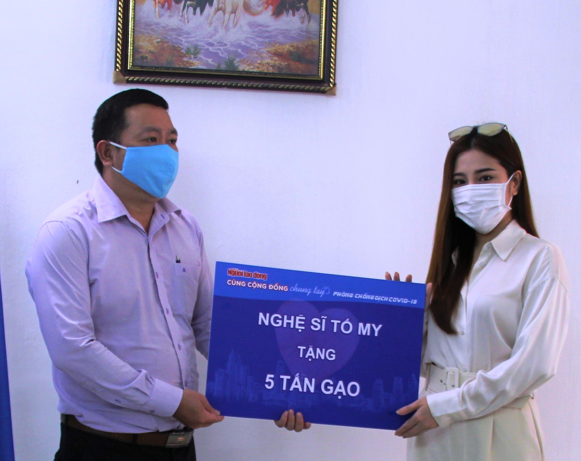 Ca sĩ Tố My và gia đình tặng 5 tấn gạo cho "ATM thực phẩm miễn phí" của Báo Người Lao Động