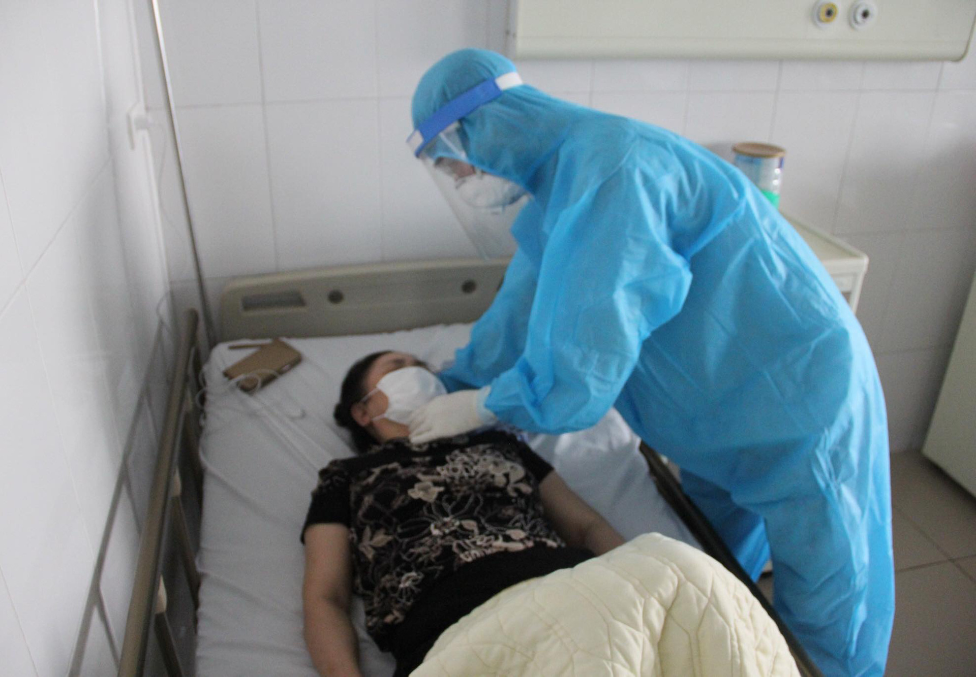 Bác gái bệnh nhân Covid-19 số 17 bất ngờ sốt trở lại, rối loạn đông máu cao hơn bình thường