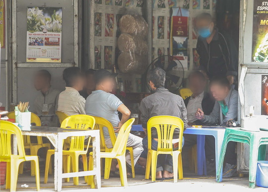 Cảnh qu&aacute;n ăn, c&agrave; ph&ecirc; lơ l&agrave;, chủ quan trong &yacute; thức ph&ograve;ng chống dịch Covid-19 - Ảnh 2.