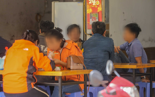 Cảnh qu&aacute;n ăn, c&agrave; ph&ecirc; lơ l&agrave;, chủ quan trong &yacute; thức ph&ograve;ng chống dịch Covid-19 - Ảnh 3.