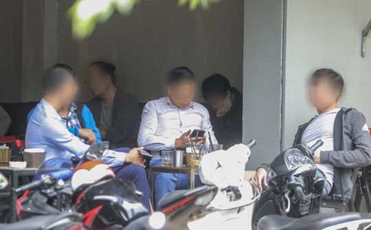 Cảnh qu&aacute;n ăn, c&agrave; ph&ecirc; lơ l&agrave;, chủ quan trong &yacute; thức ph&ograve;ng chống dịch Covid-19 - Ảnh 4.