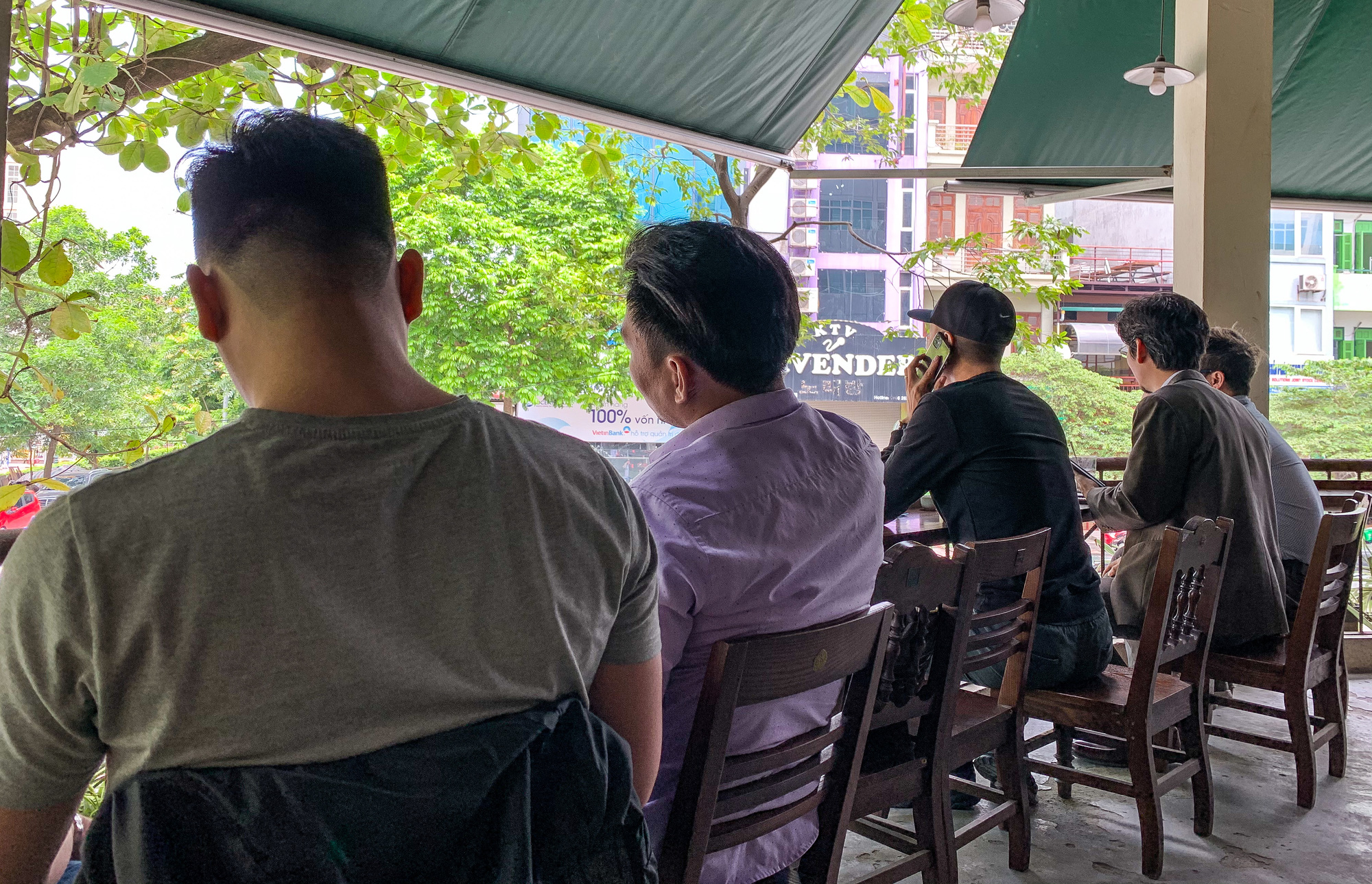 Cảnh qu&aacute;n ăn, c&agrave; ph&ecirc; lơ l&agrave;, chủ quan trong &yacute; thức ph&ograve;ng chống dịch Covid-19 - Ảnh 6.
