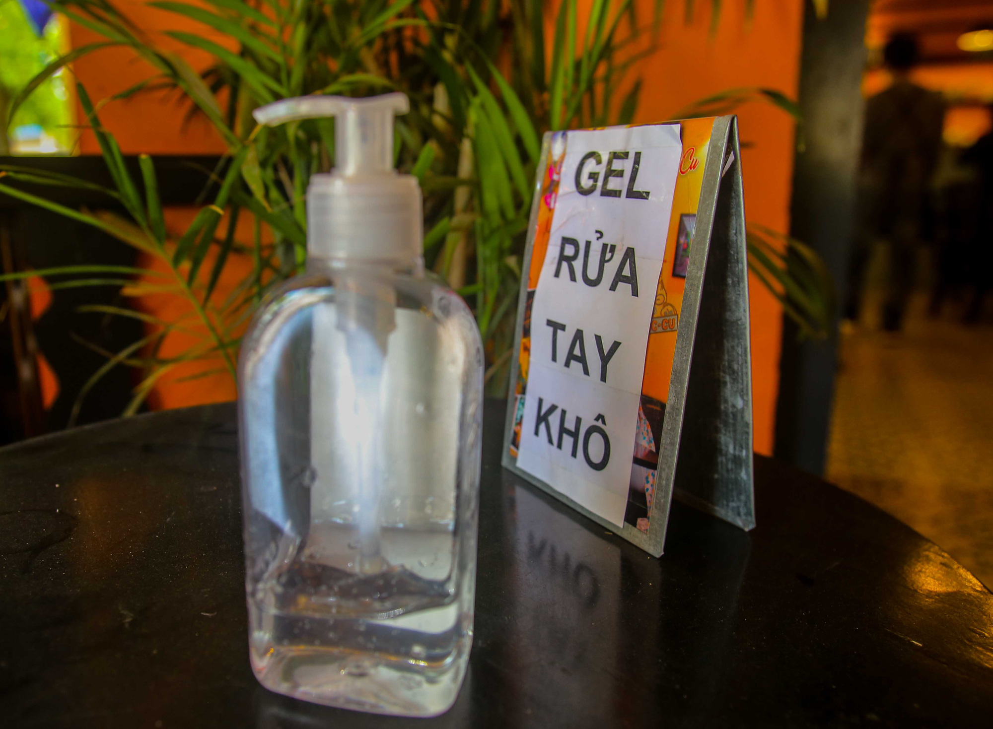 Cảnh qu&aacute;n ăn, c&agrave; ph&ecirc; lơ l&agrave;, chủ quan trong &yacute; thức ph&ograve;ng chống dịch Covid-19 - Ảnh 8.