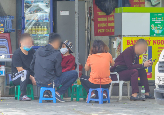 Cảnh qu&aacute;n ăn, c&agrave; ph&ecirc; lơ l&agrave;, chủ quan trong &yacute; thức ph&ograve;ng chống dịch Covid-19 - Ảnh 9.
