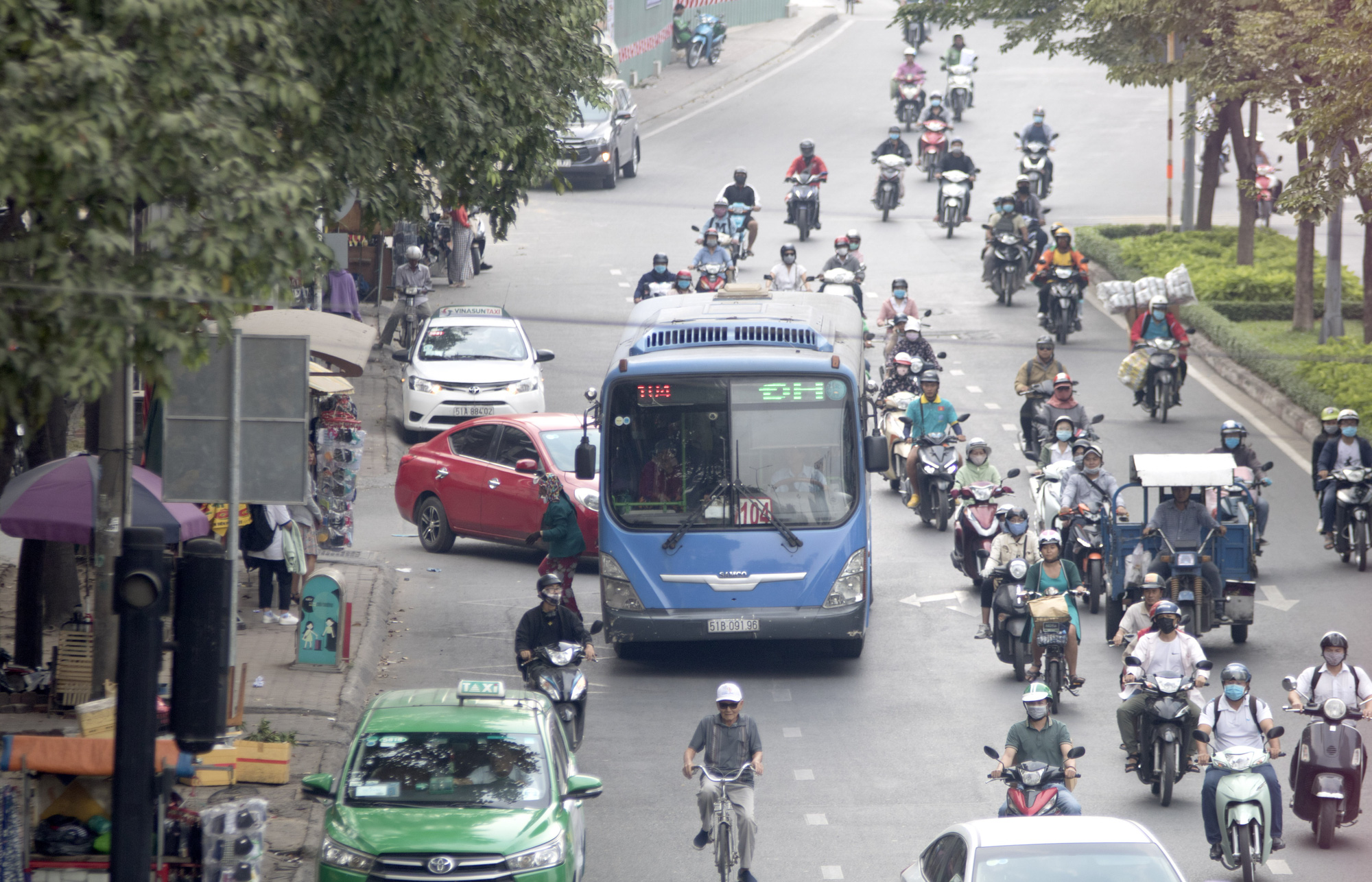 Một tuyến xe buýt hoạt động trở lại ở TP HCM
