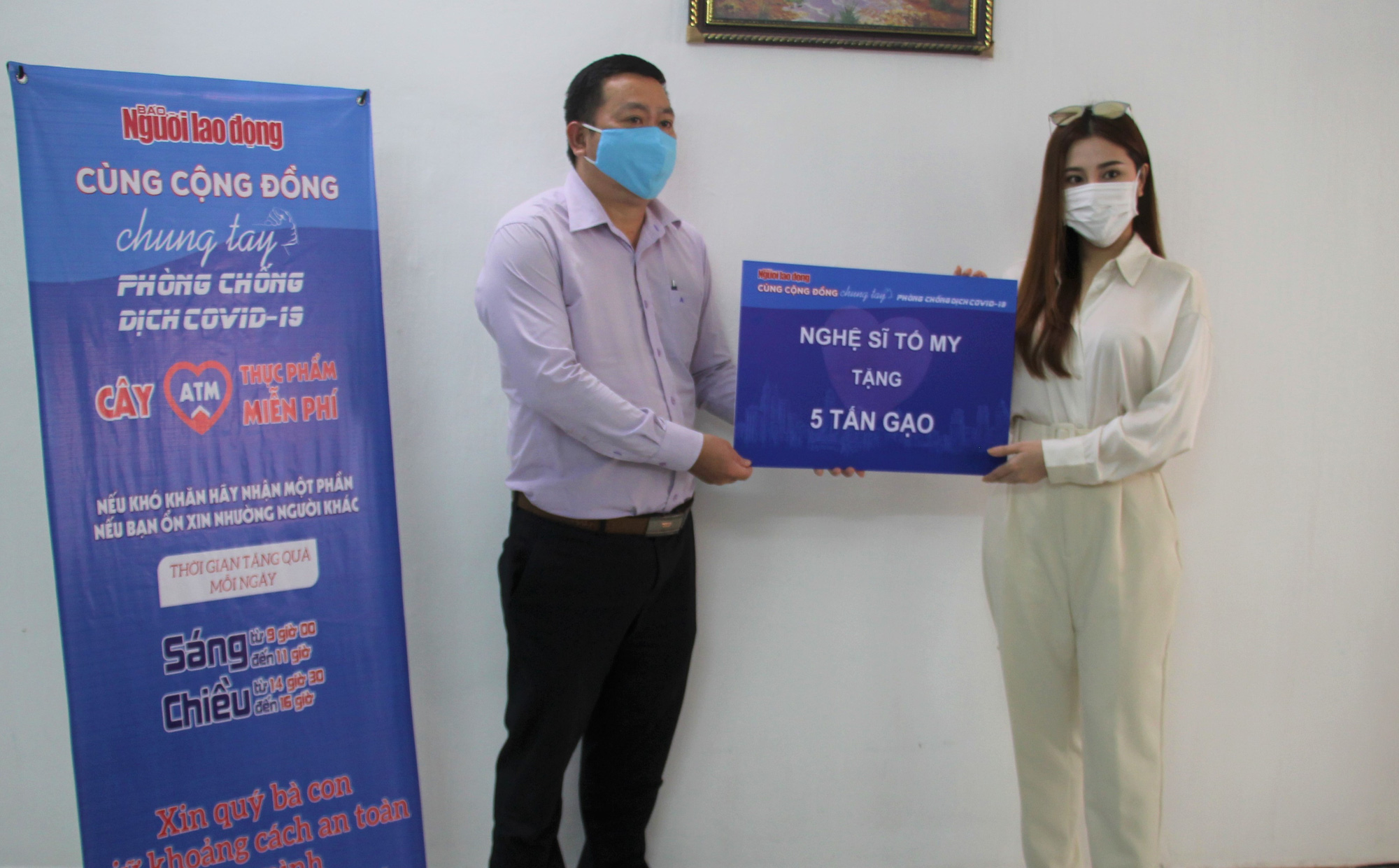 Ca sĩ Tố My v&agrave; gia đ&igrave;nh tặng 5 tấn gạo cho ATM thực phẩm miễn ph&iacute; của B&aacute;o Người Lao Động - Ảnh 1.