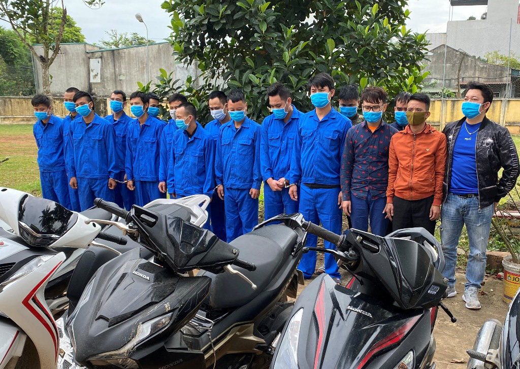 Phá "sới bạc" trong quán bi-a bên ngoài đề đóng cửa, bắt 27 con bạc cùng 250 triệu đồng