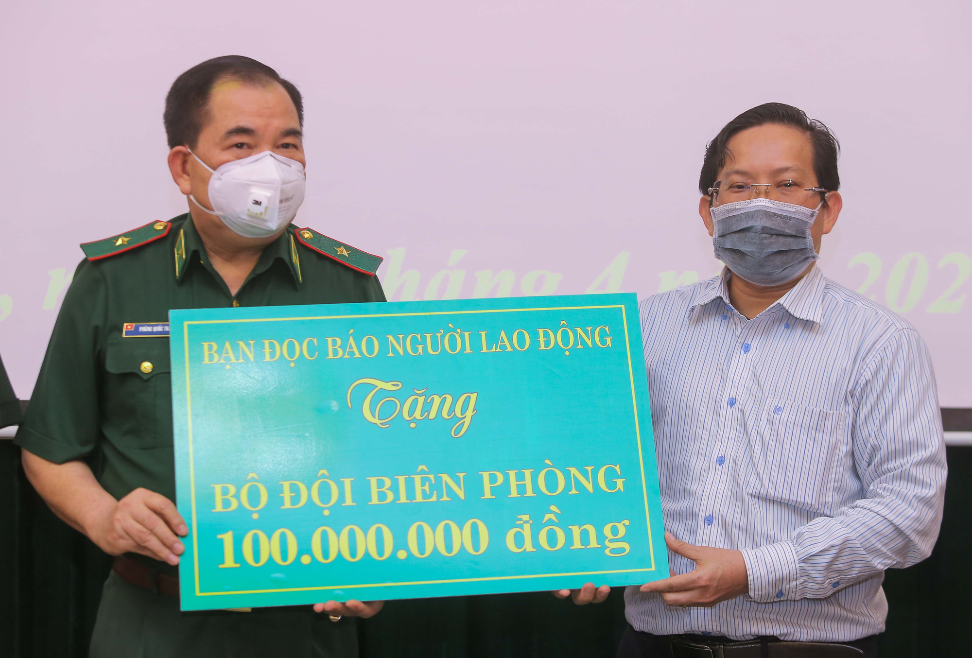 Báo Người Lao Động trao 100 triệu đồng tặng Bộ đội Biên phòng