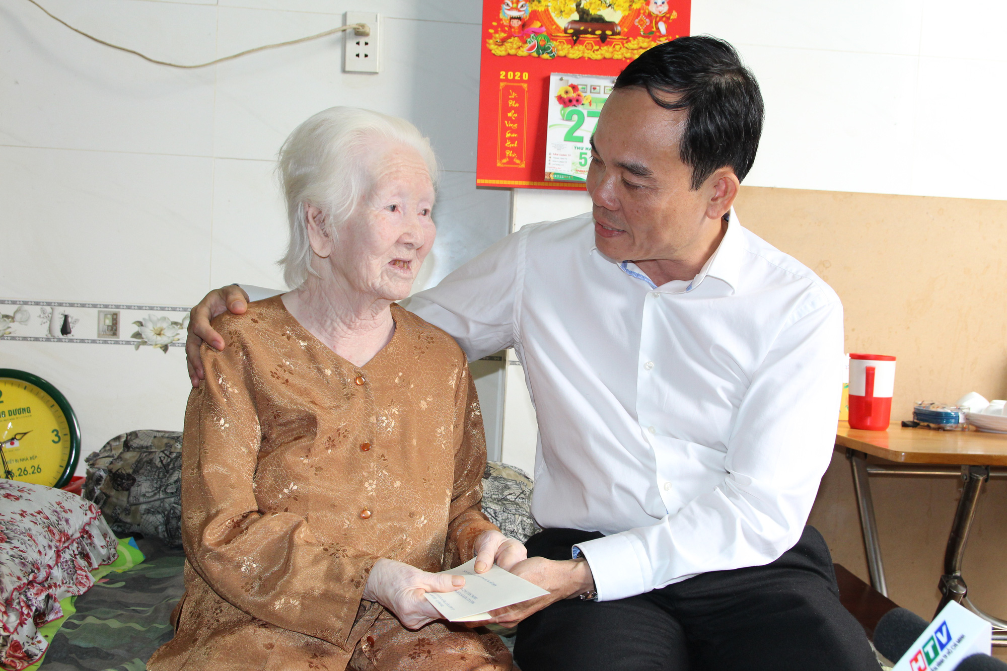 Lãnh đạo TP HCM thăm các cá nhân có thành tích tiêu biểu trong chiến dịch Hồ Chí Minh - Ảnh 1.
