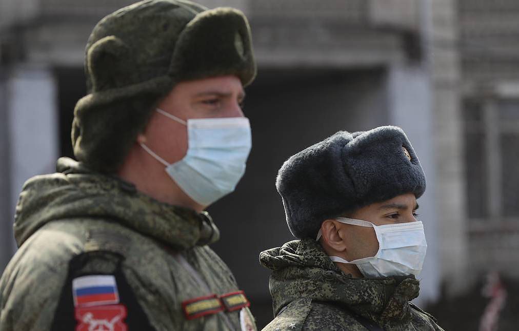 Covid-19: Tổng thống Nga bất ngờ trở thành chuyên gia virus học