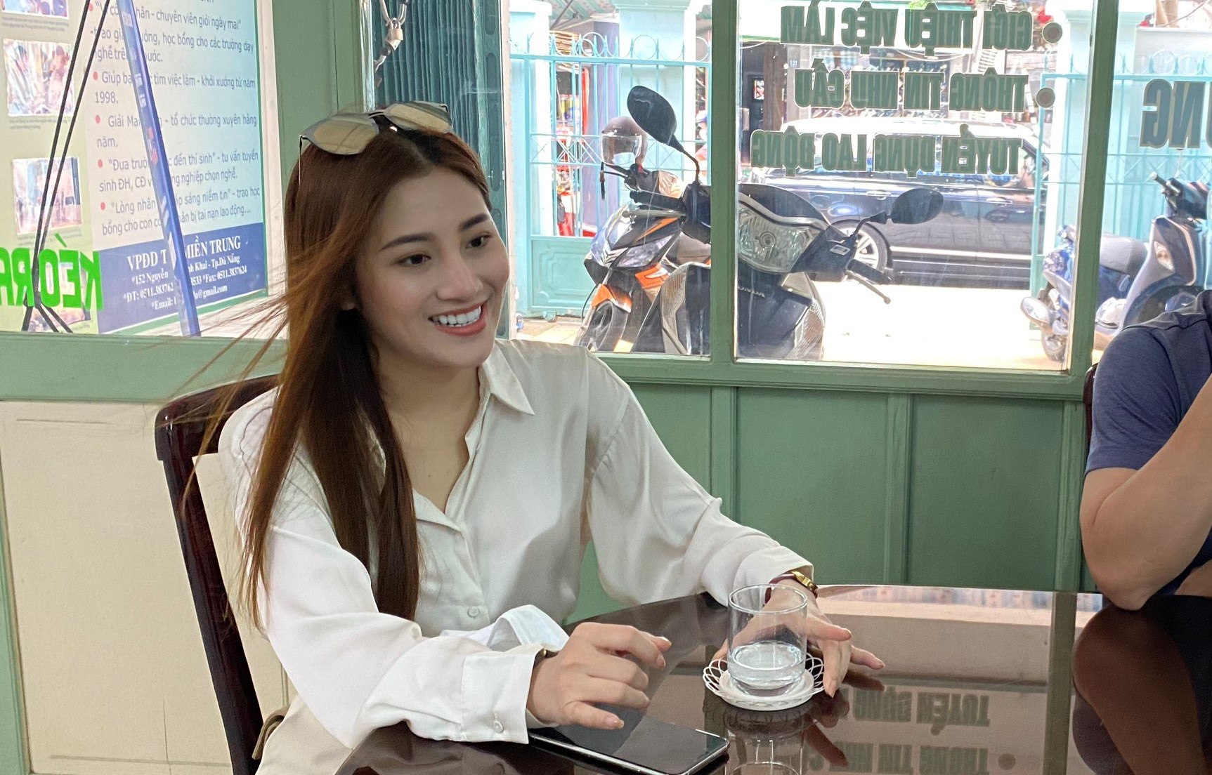 Ca sĩ Tố My v&agrave; gia đ&igrave;nh tặng 5 tấn gạo cho ATM thực phẩm miễn ph&iacute; của B&aacute;o Người Lao Động - Ảnh 2.