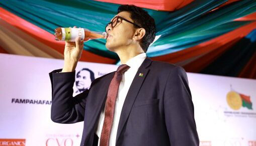 Tổng thống Madagascar uống thảo dược chống Covid-19 trên truyền hình